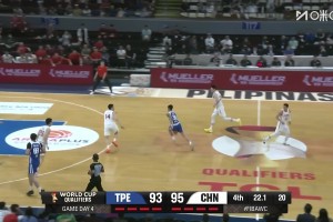 干得太漂亮了！李弘权完成关键防守后，郭士强在其身旁耳语鼓励！